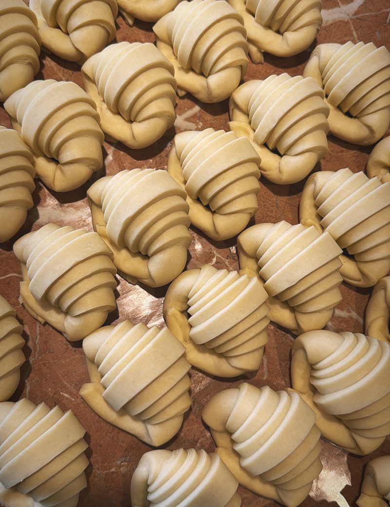 Croissants crudos formados, listos para congelar